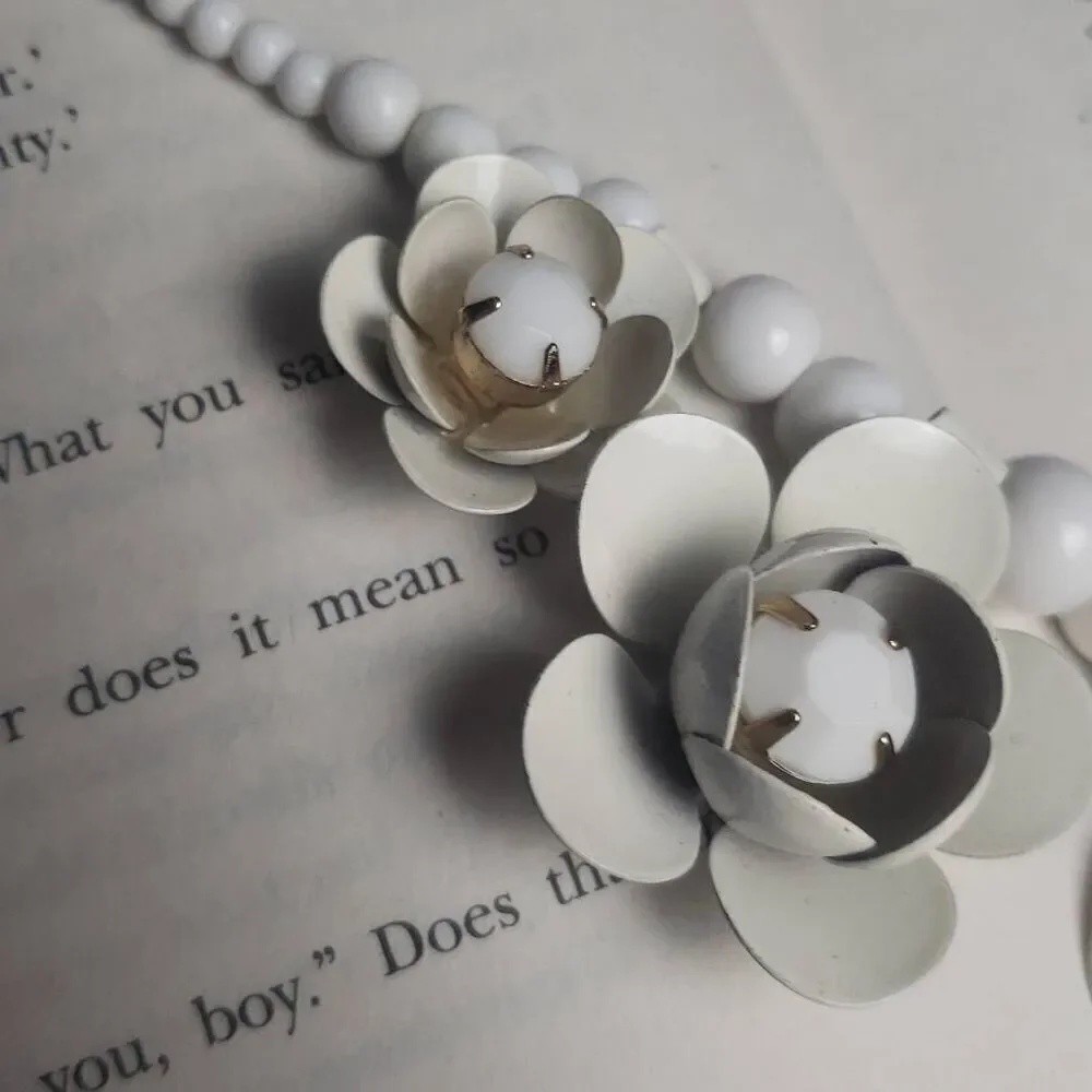 White‎ Floral Statement Necklace